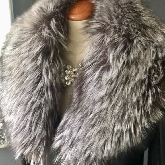 ๐ธ๐ธ๐ธ SOLD ๐ธ๐ธ๐ธ Gorgeous SILVER FOX FUR trim on a long leather coat - Picture 2 of 11